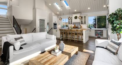 Luxury Martha Lake View Home w/Hot Tub