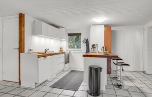 Réfrigérateur, micro-ondes, plaque de cuisson, lave-vaisselle