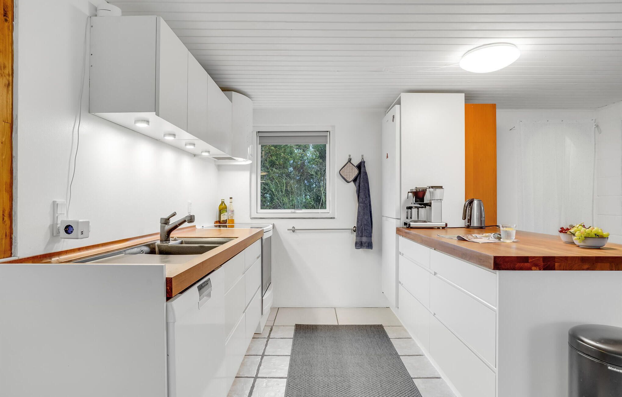 Réfrigérateur, plaque de cuisson, lave-vaisselle, cafetière/bouilloire