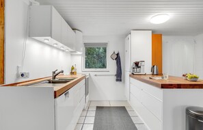 ثلاجة، موقد طهي مسطح، غسالة أطباق، ماكينة لصنع القهوة/الشاي