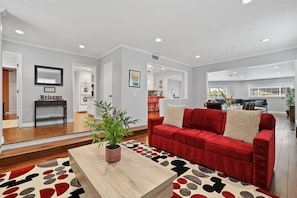 Smart TV, video games, DVD player, ping pong - Happiest Vacation Homes -Walk to Disneyland & Convention Center (Anaheim)