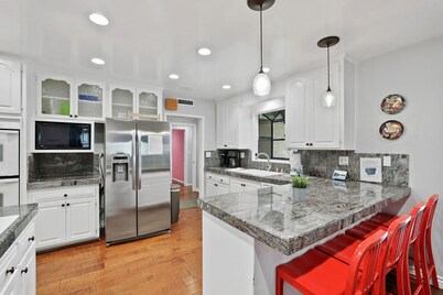 Happiest Vacation Homes -Walk to Disneyland & Convention Center