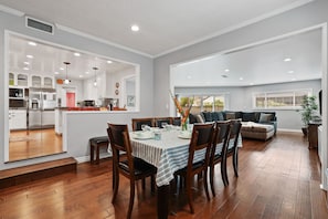 Dining - Happiest Vacation Homes -Walk to Disneyland & Convention Center (Anaheim)