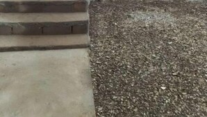 Une maison avec un escalier en pierre menant à un porche.