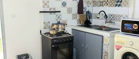 Kühlschrank, Mikrowelle, Ofen, Wasserkocher