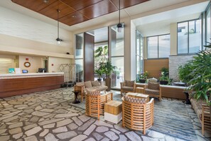 Lobby - 265 steps to the King Kamehameha statue on Waikiki and soft white sandy beaches (Honolulu)