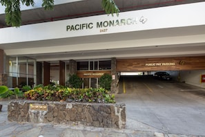 The Pacific Monarch building with a public pay parking area. - 265 steps to the King Kamehameha statue on Waikiki and soft white sandy beaches (Honolulu)