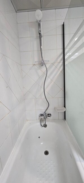 Een douche, een haardroger, pantoffels, handdoeken