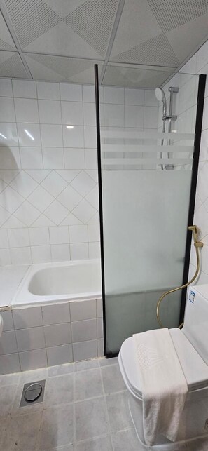 Shower, hair dryer, slippers, towels - Hotel  Karam Al Madina (Madinah)