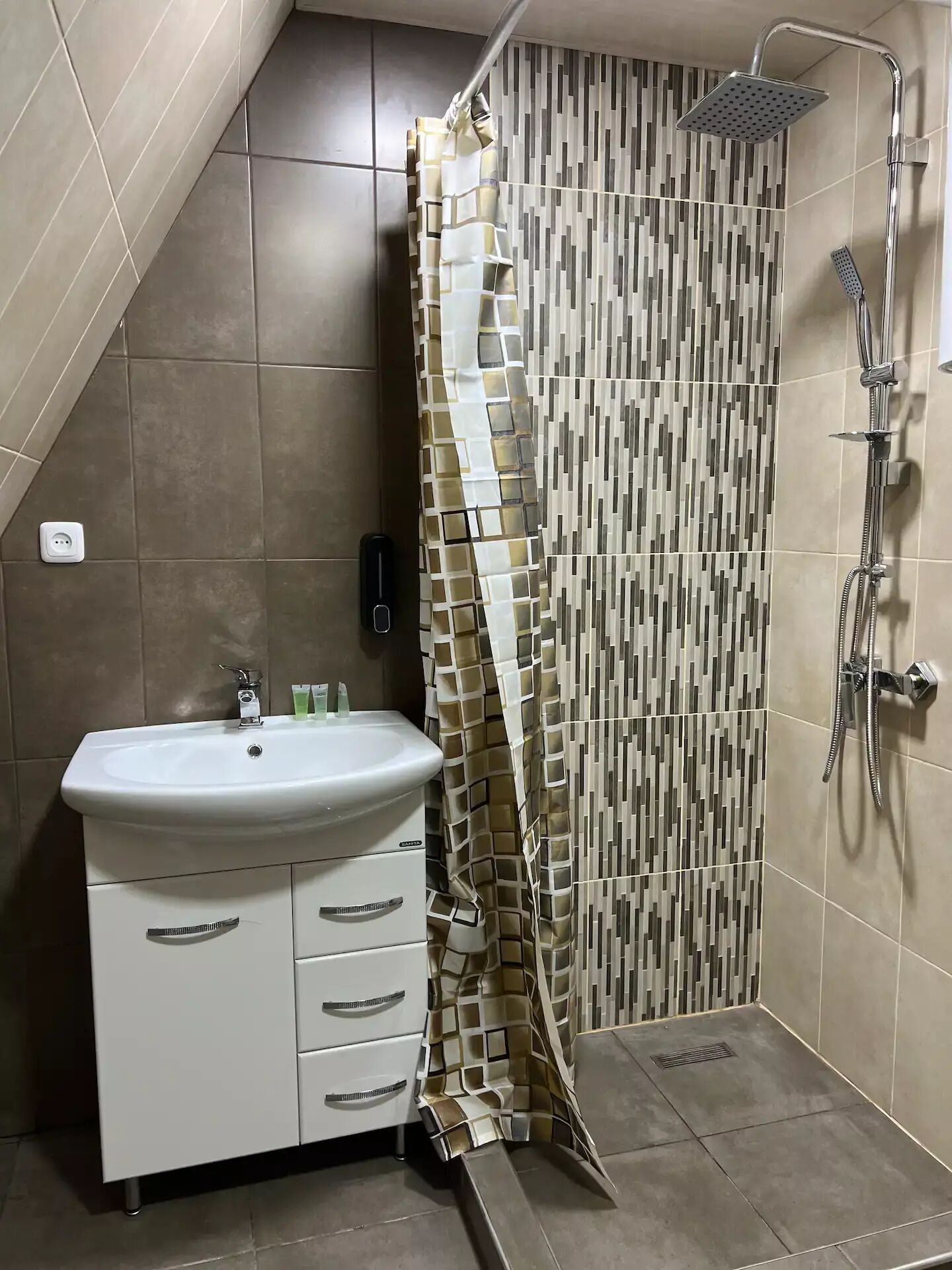 Kombination af bruser/badekar, håndklæder, Shampoo, Toiletpapir