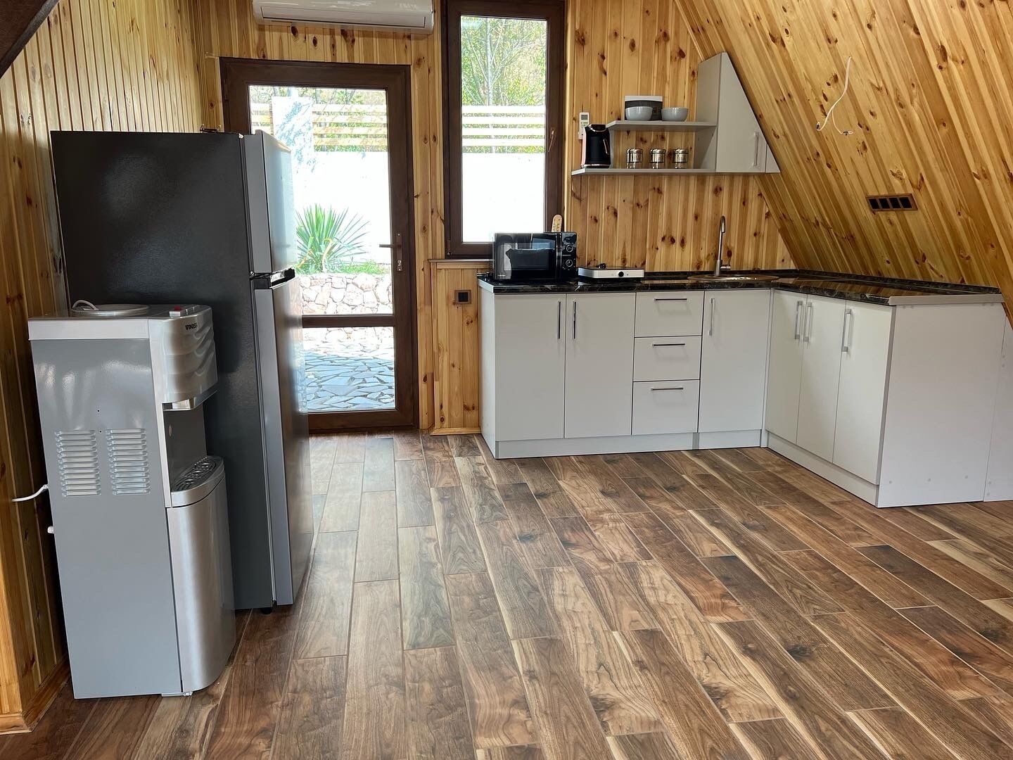 Fridge, oven, coffee/tea maker, paper towels