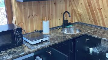 Frigorífico, horno, cafetera o tetera y papel de cocina