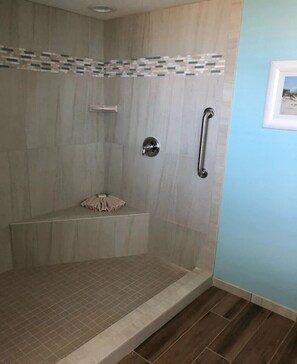 Ducha y bañera combinadas, secador de pelo, toallas y jabón