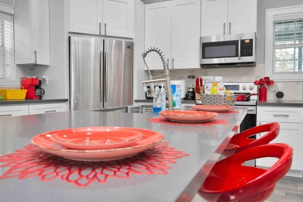 Kühlschrank, Mikrowelle, Ofen, Herdplatte