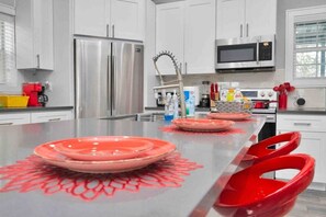 Fridge, microwave, oven, stovetop - Stylish Central Houston Townhome Retreat (Houston)