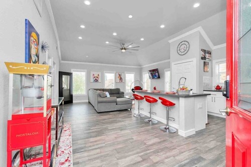 Stylish Central Houston Townhome Retreat