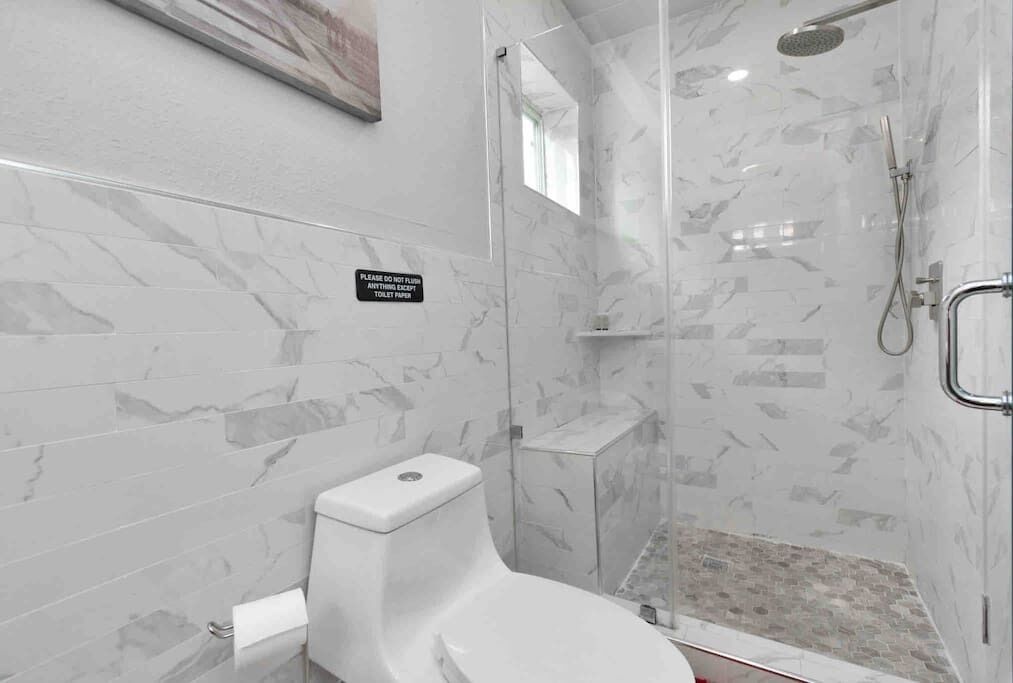 淋浴设施、吹风机、洗发水