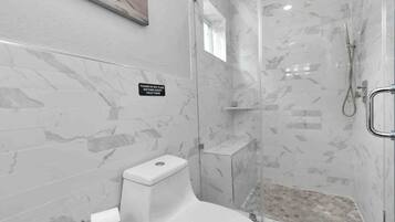 Douche, sèche-cheveux, shampoing