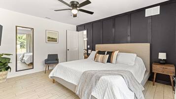 2 室のベッドルーム、デスク、アイロン / アイロン台、旅行用ベビーベッド