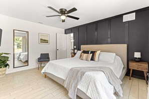 2 soverom, skrivebord, strykejern/-brett og reiseseng for barn