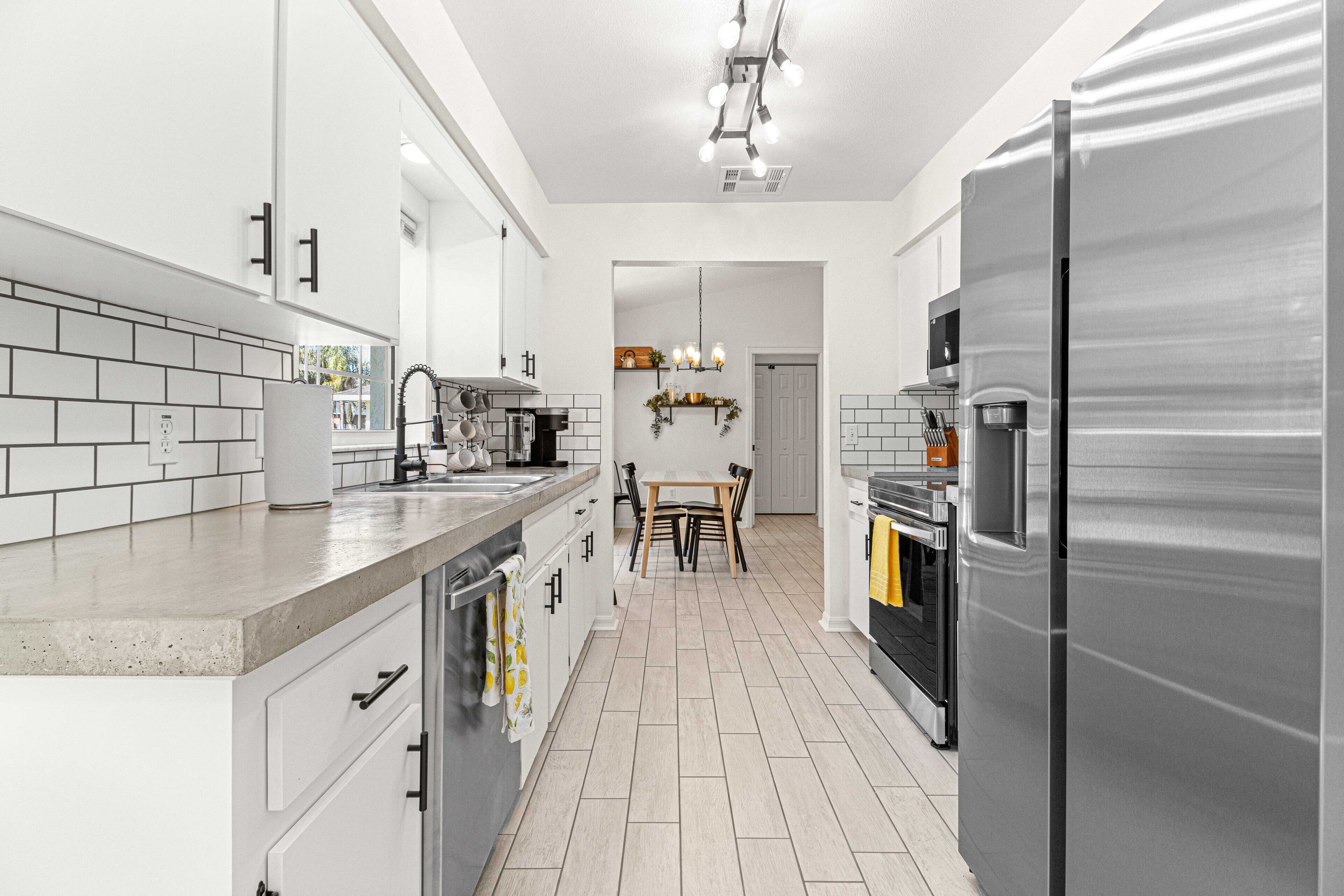 雪櫃、微波爐、焗爐、爐具