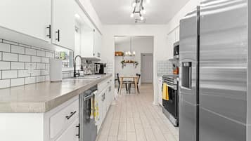 冷蔵庫、電子レンジ、オーブン、コンロ