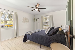 2 bedrooms, desk, iron/ironing board, travel cot - Greenway Getaway Near Silver Springs, walking distance to Cross Florida Greenway (Ocala)