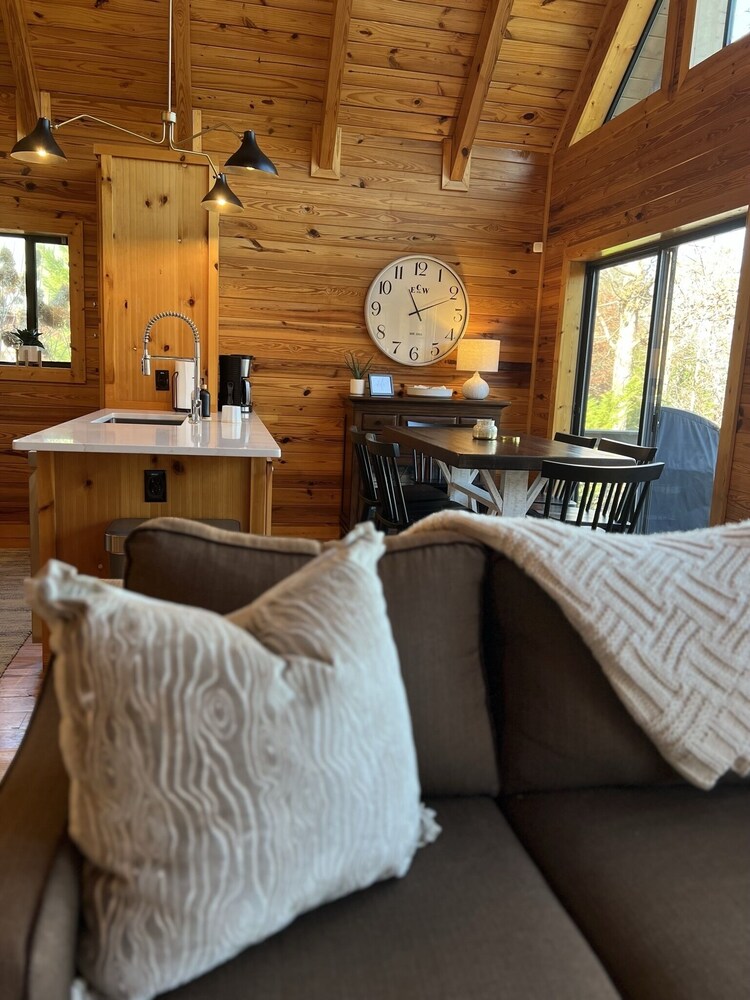 Idyllic lakefront cabin with dock on Lake Keowee 20 minutes from