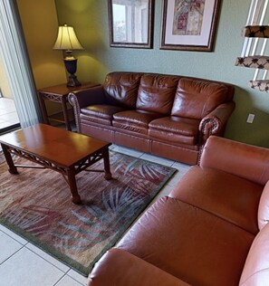 Een smart-tv, een computerscherm en een printer