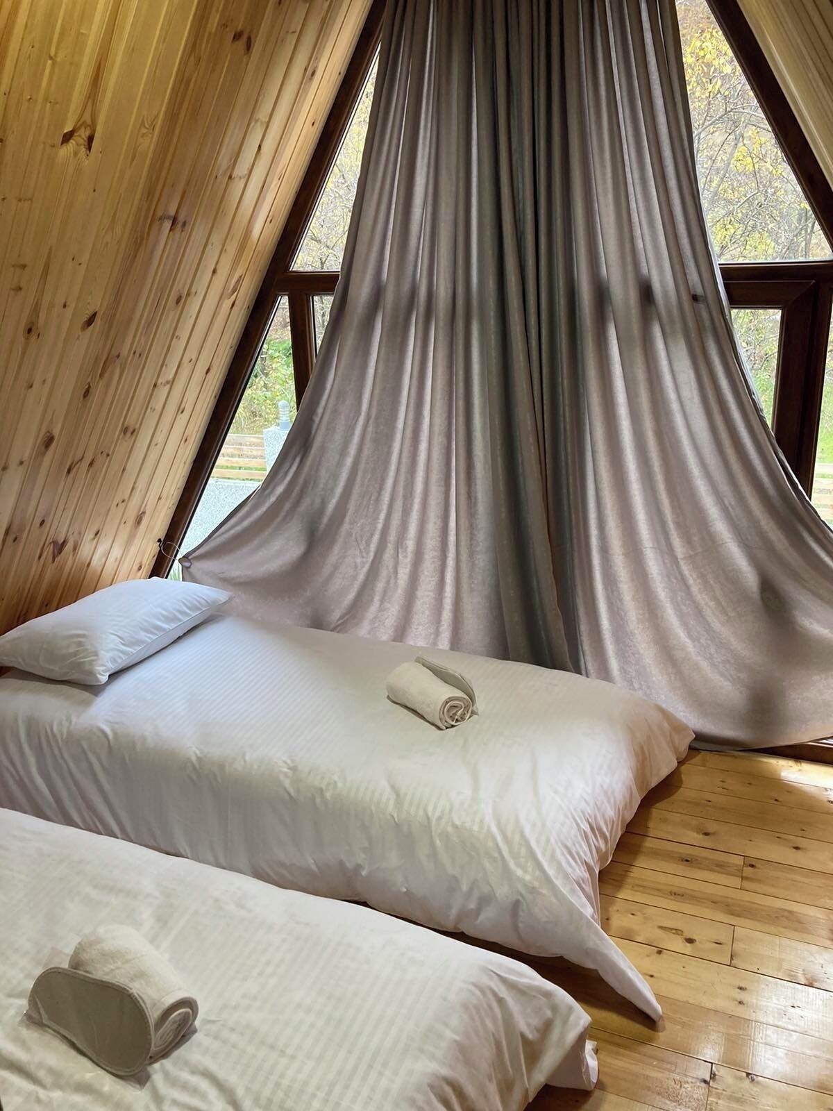 2 bedrooms, travel crib, free WiFi