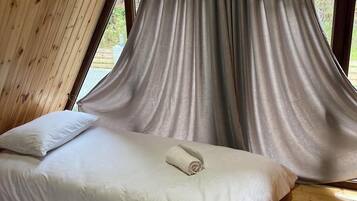 2 bedrooms, travel crib, free WiFi