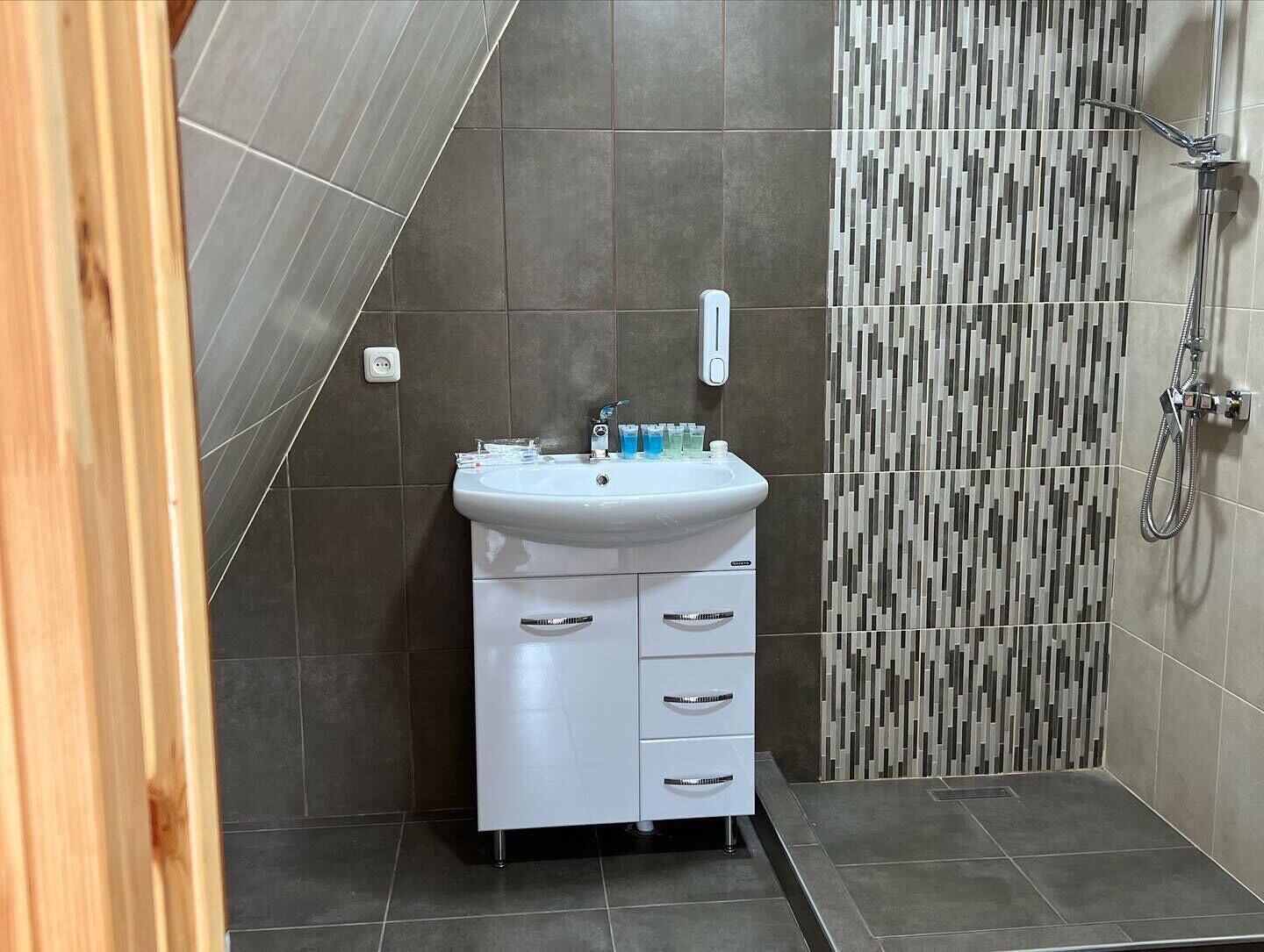 Ensemble douche/baignoire, serviettes fournies, papier toilette