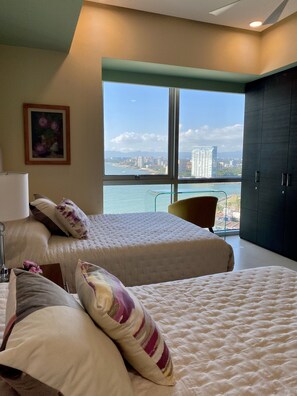 2 habitaciones, caja de seguridad en la habitación y escritorio