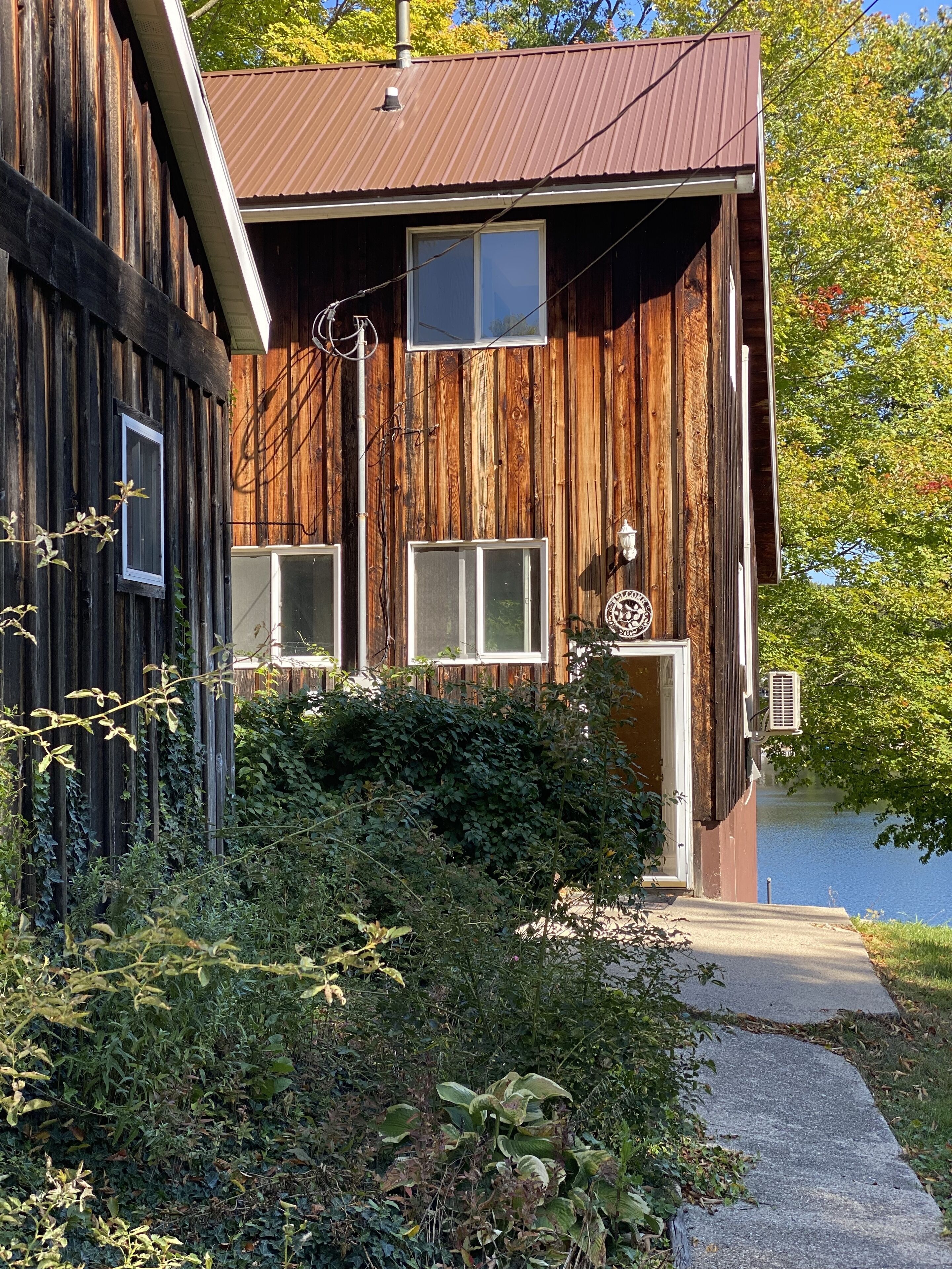 Renovated lake cabin w/ raised deck & screened in porch, close to town & skiing!