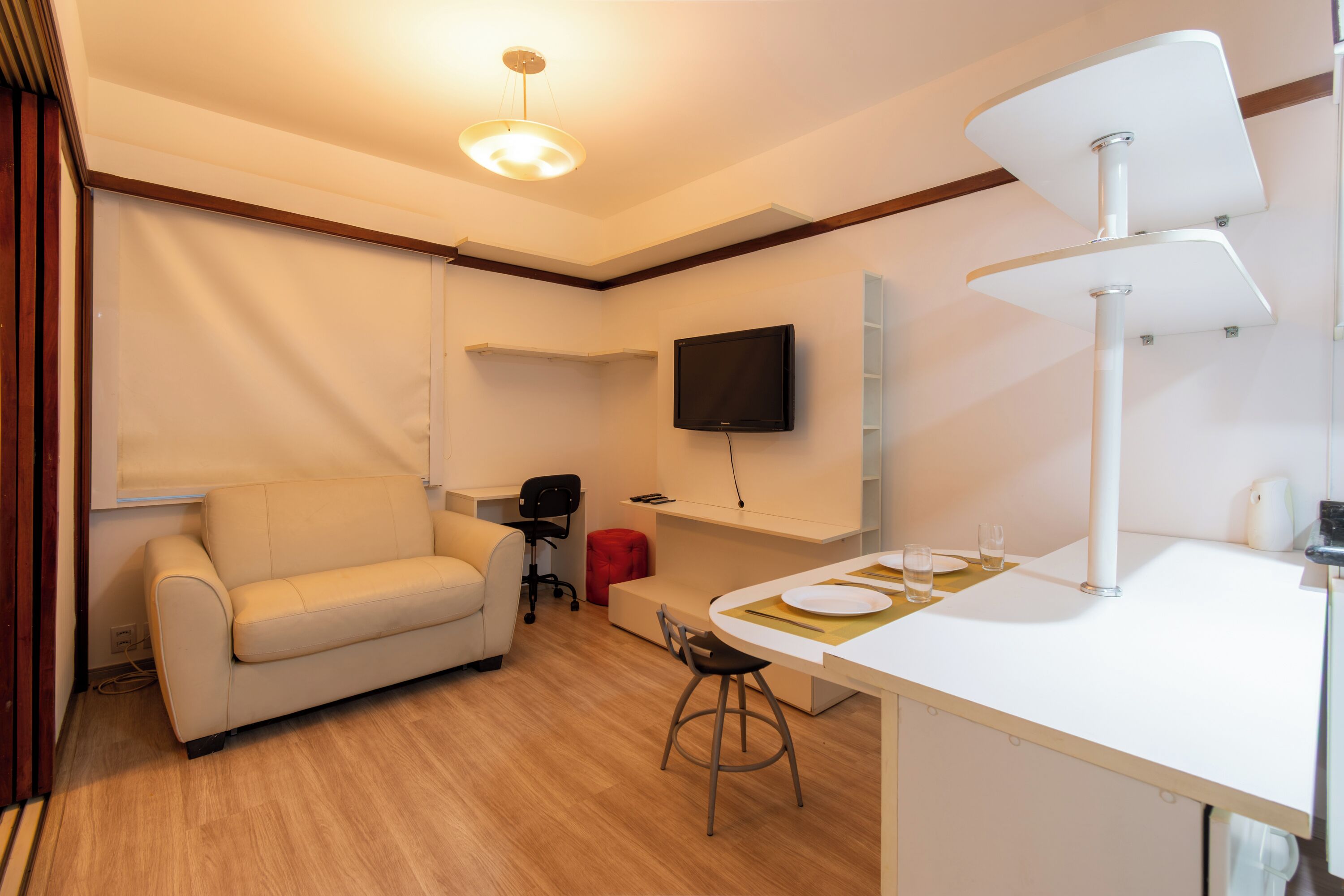 City-Apartment | Wohnbereich | 29-Zoll-Flachbildfernseher mit Kabelempfang, Fernseher