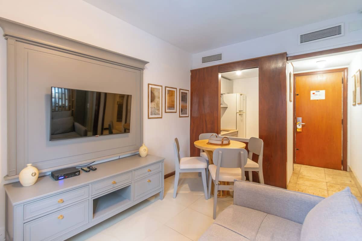Elite Apartment | Living area | 29-inch flat-screen TV with cable channels, TV