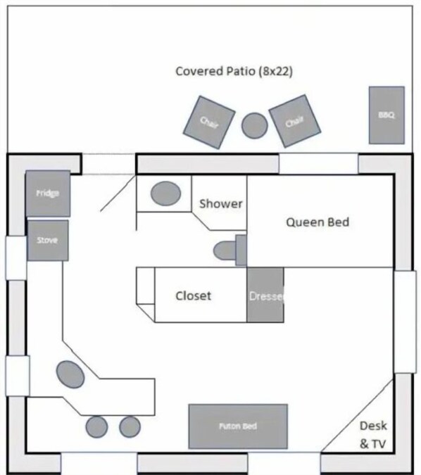 Un plan d’étage comprenant un patio couvert, une kitchenette, un lit queen-size, un placard, une salle de bain attenante, une douche attenante, des toilettes attenantes, un lit dans la salle de bain attenante et un espace bureau avec télévision.