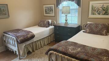 2 bedrooms, desk, WiFi, bed sheets