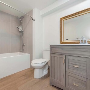 淋浴/盆浴组合、吹风机、毛巾