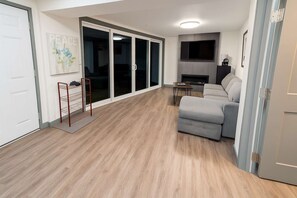 Televisión y chimenea 