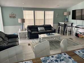 TV connectée, lecteur de DVD, livres, vidéothèque