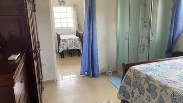 1 habitación, wifi y ropa de cama