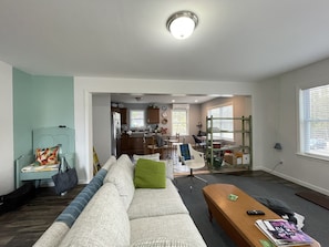 Smart TV, chimenea, reproductor de DVD y libros
