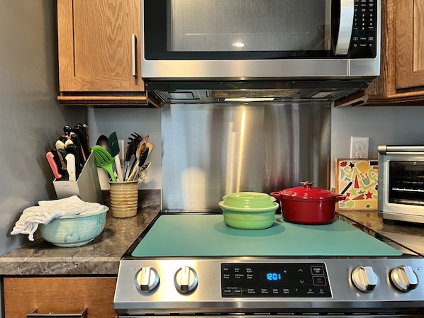Refrigerador, microondas, horno y parrilla de estufa
