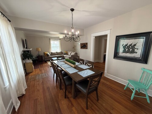 Newly Remodeled 4 bedroom - 5 minute walk to downtown fountain!