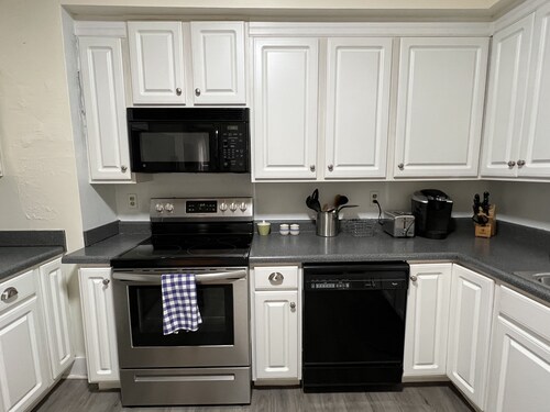 Charming 4 bedroom - 5 minute walk to downtown! (Dog friendly)