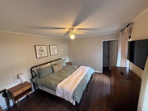4 bedrooms, iron/ironing board, free WiFi, bed sheets