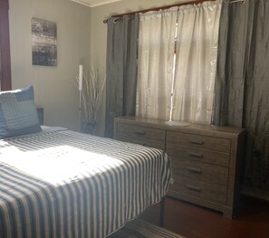 1 habitación, tabla de planchar con plancha, wifi y ropa de cama 