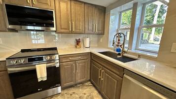 Geladeira, micro-ondas, fogão, cooktop