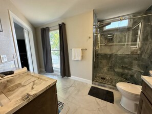 Combined shower/bathtub, hair dryer, towels